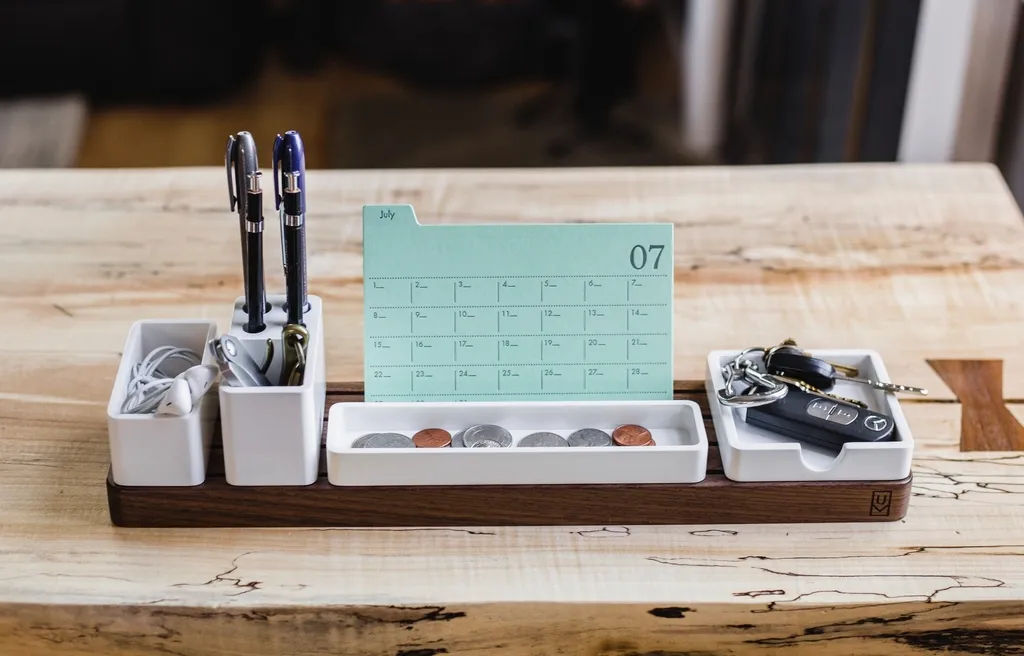 Organizador de mesa com canetas, calendário, moedas e chaves