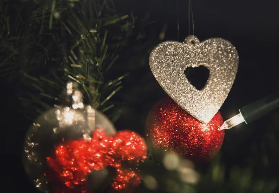 Enfeite em forma de coração pendurado em árvore de Natal