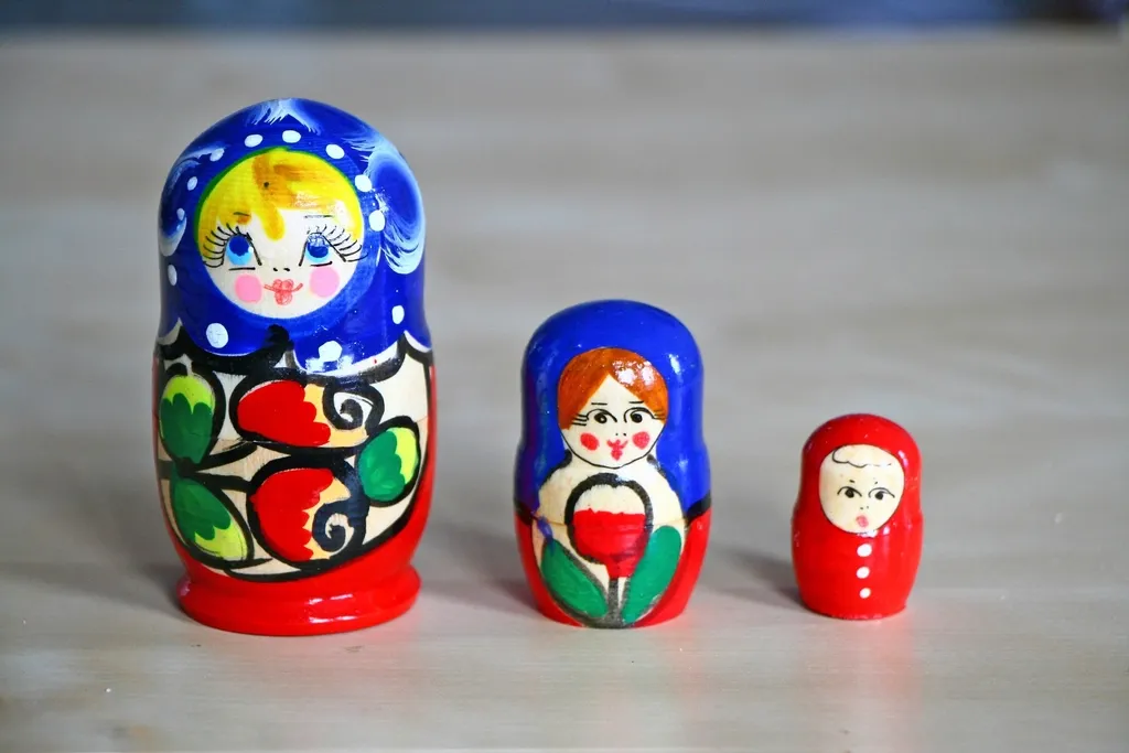 Três bonecas decorativas pintadas lado a lado