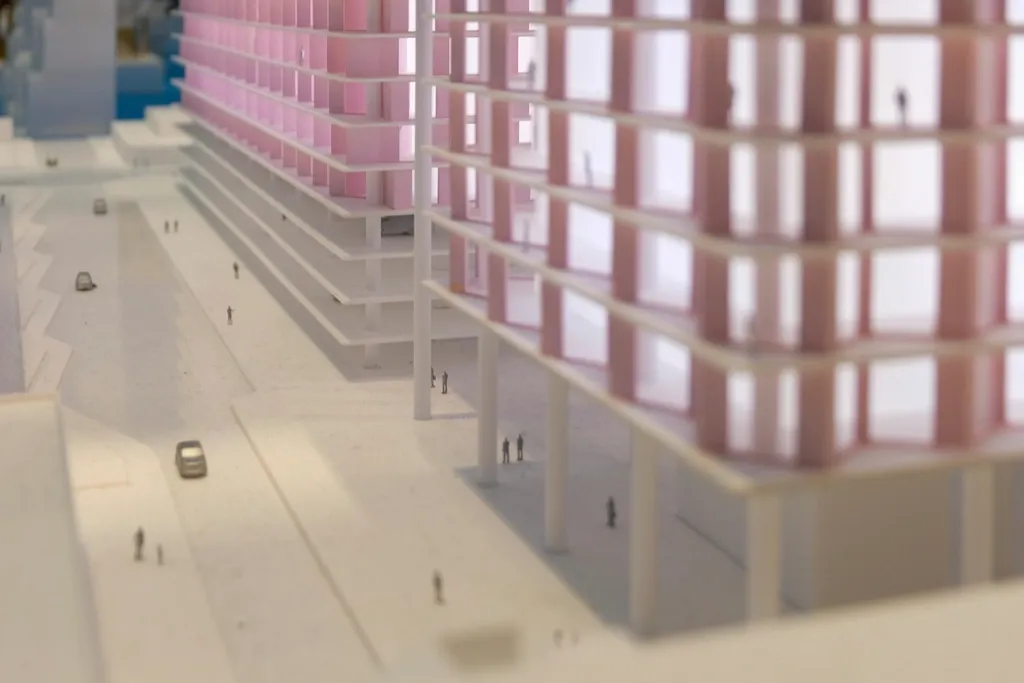 Maquete branca de arquitetura com edifícios e pessoas em escala
